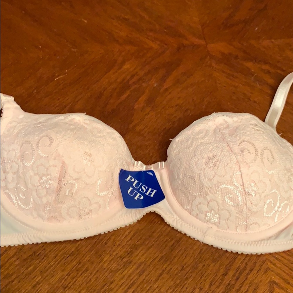 Lily of France bra. Size 34A NWT.